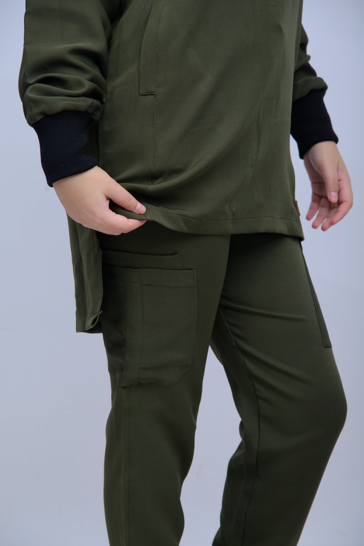 LUNA V-NECK OLIVE GREEN