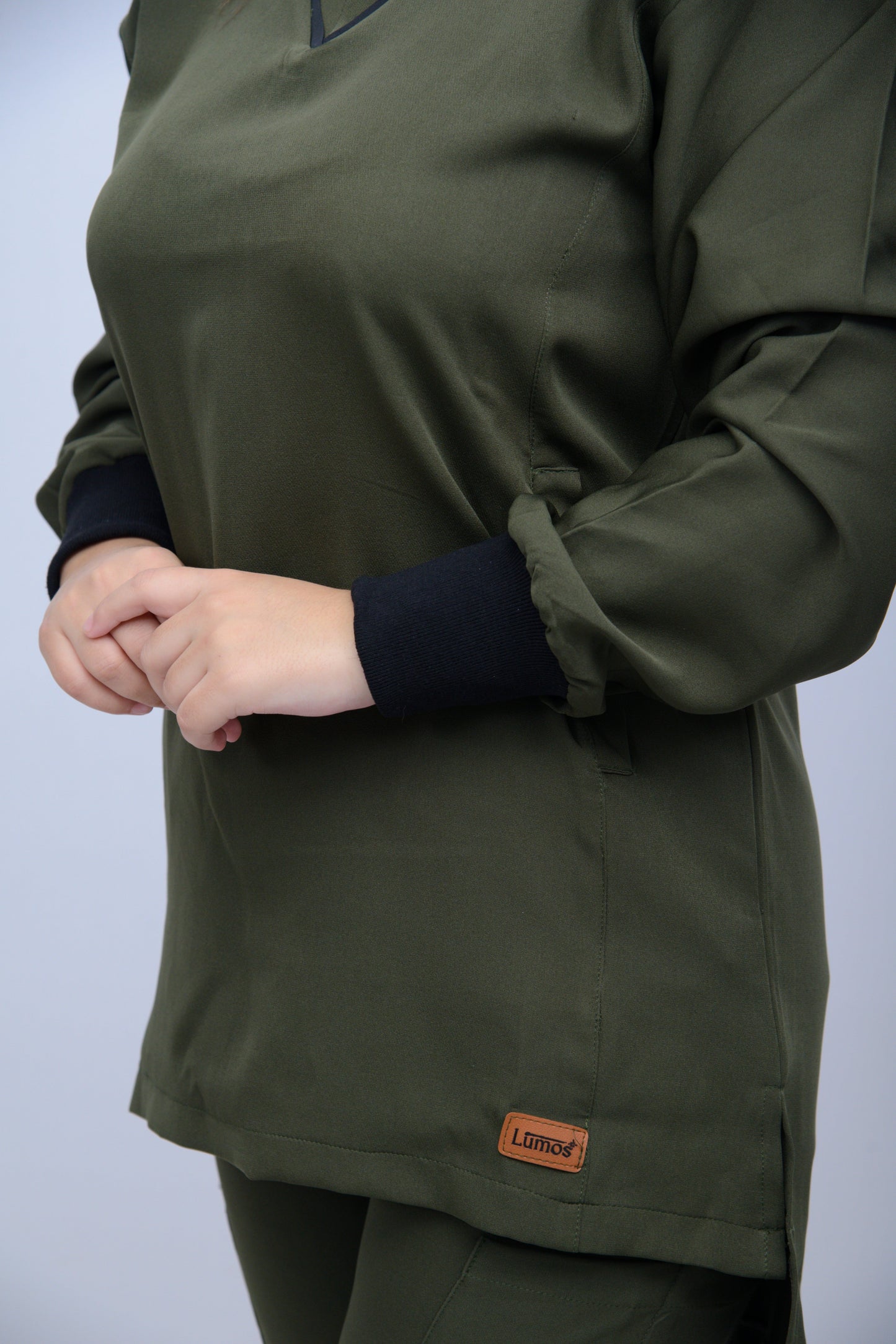 LUNA V-NECK OLIVE GREEN