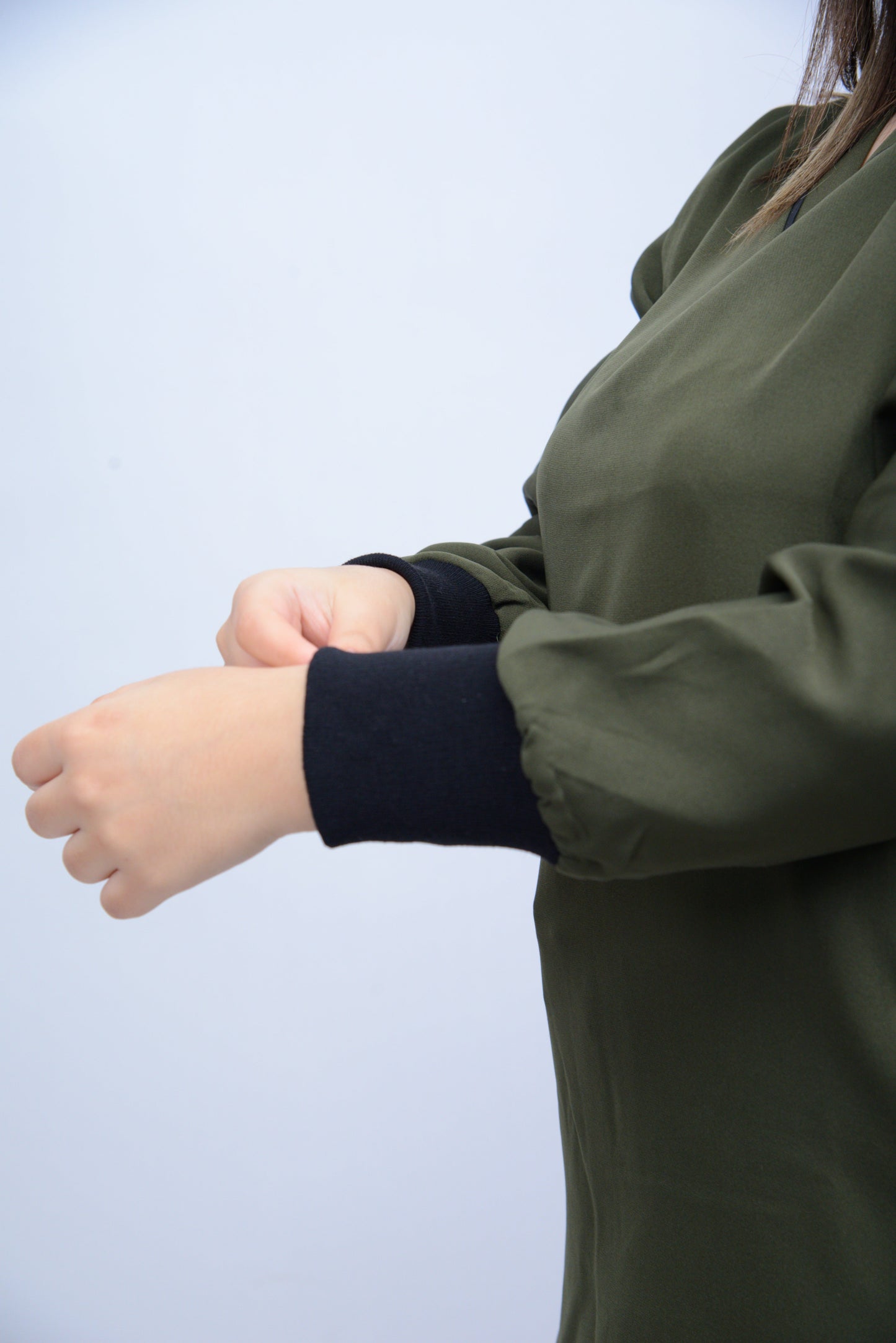 LUNA V-NECK OLIVE GREEN