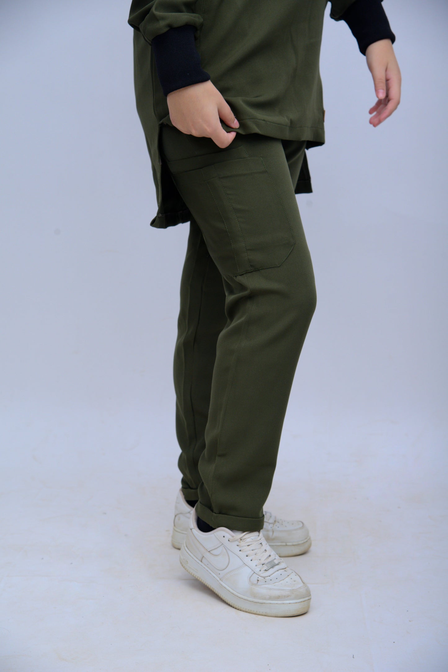 LUNA V-NECK OLIVE GREEN