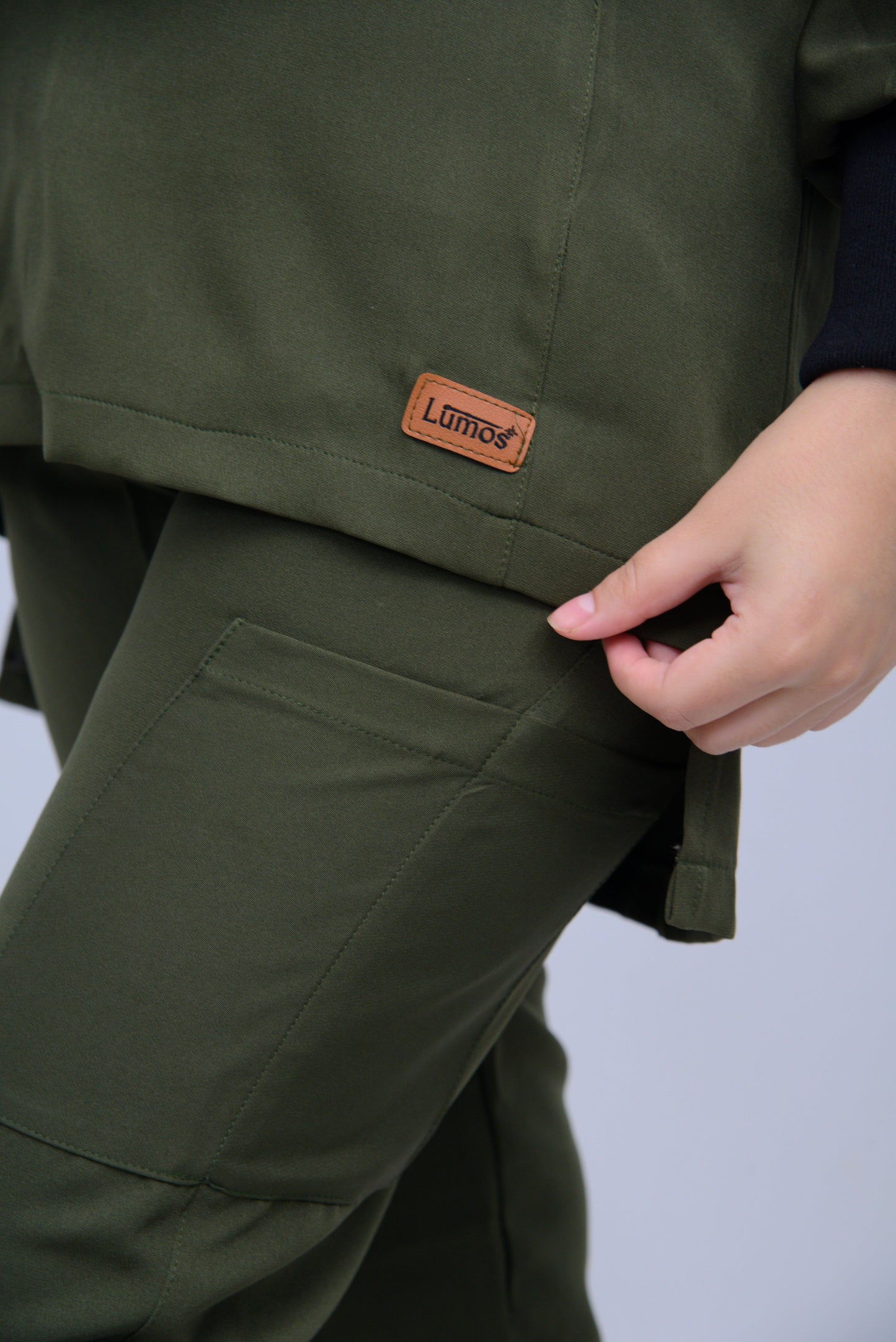 LUNA V-NECK OLIVE GREEN