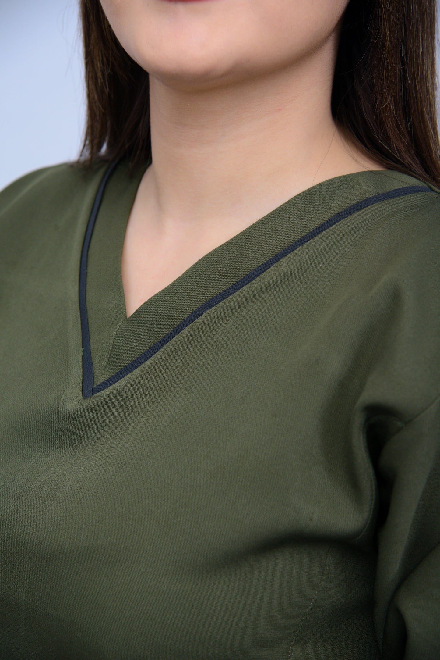 LUNA V-NECK OLIVE GREEN